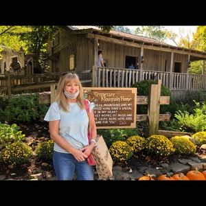 Meet your Posher, Debi